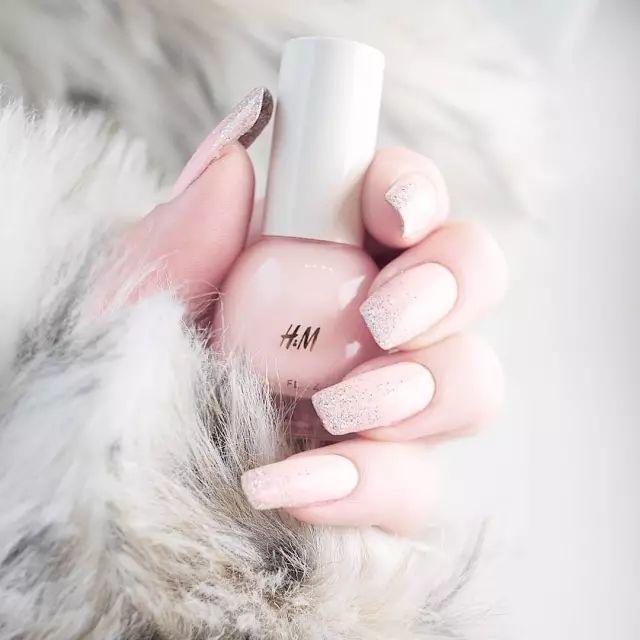 适合夏天显白的指甲油,显白大气夏款指甲油颜色推荐