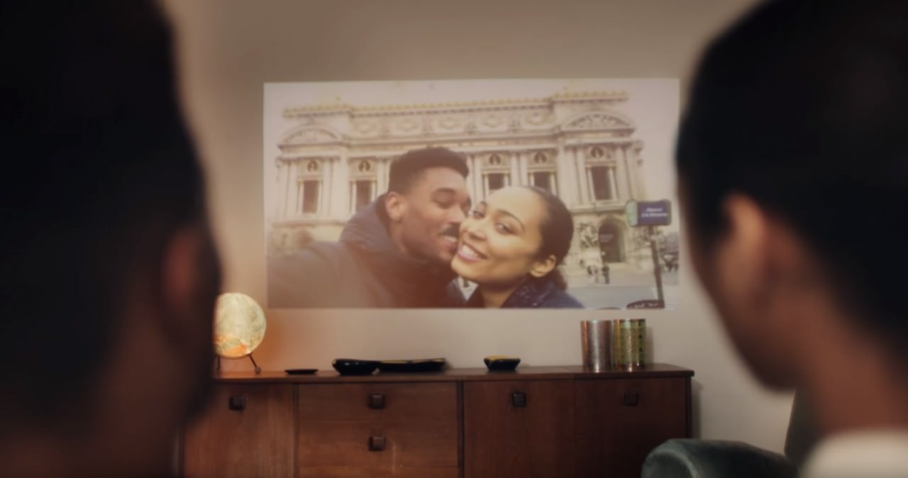 Samsung讽刺苹iPhoneX“M字额”，如今轮到Moto来踢馆