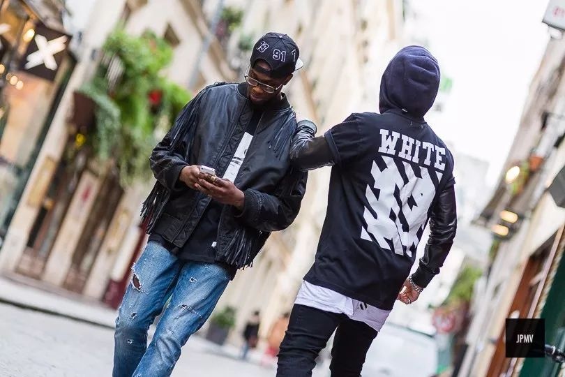 一件卫衣卖300多贵吗,一件卫衣穿两年逆袭