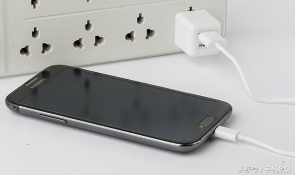 手机充电时电池是电源还是用电器,给手机充电充电器的电到底是什么