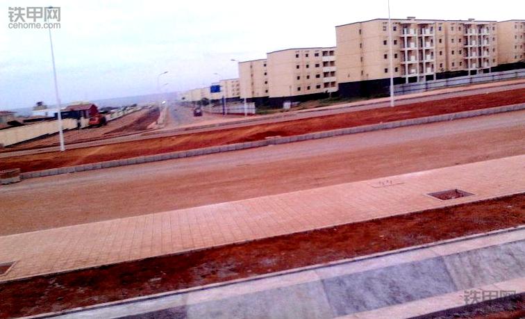 我在非洲开挖机：车坏了没法修，时刻提防打劫盗窃