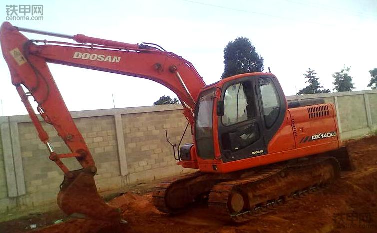 我在非洲开挖机：车坏了没法修，时刻提防打劫盗窃