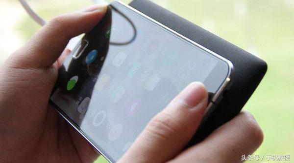 手机充电时电池是电源还是用电器,给手机充电充电器的电到底是什么