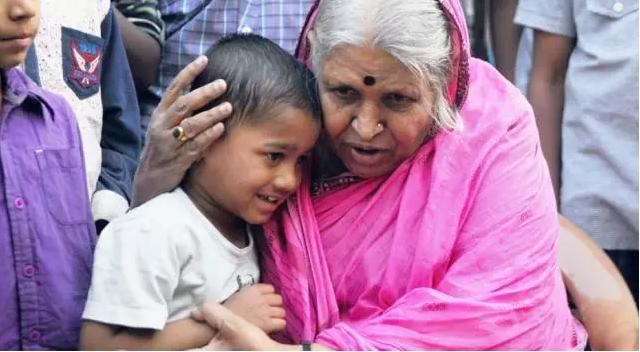 为保护孩子惨遭欺负,为了孩子甘愿被人欺负