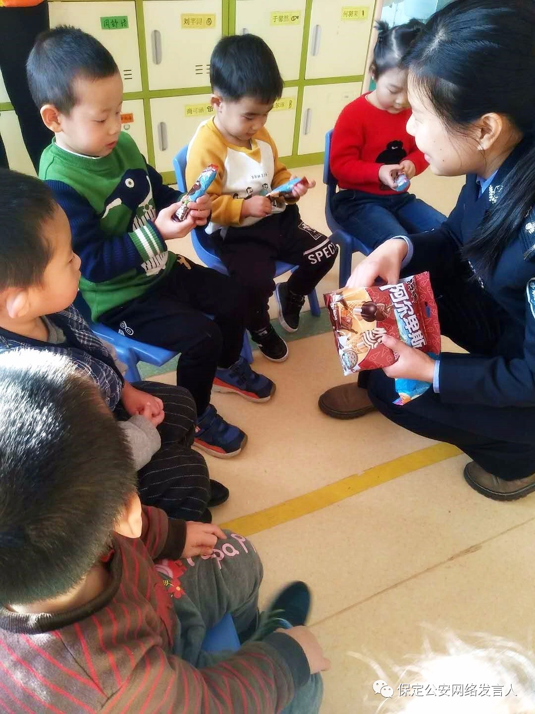 温暖：这名警花在幼儿园待了一下午，原来是为了这件事……