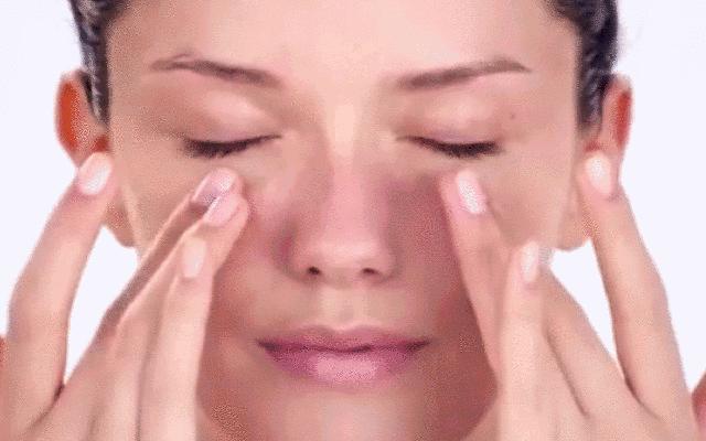 学会这几个动作改善眼部问题,学会这三招女人眼袋再重也能治好