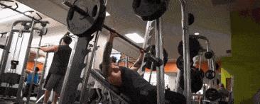 胸肌训练促进胸肌增长,专注上胸肌训练让胸肌更宽阔饱满