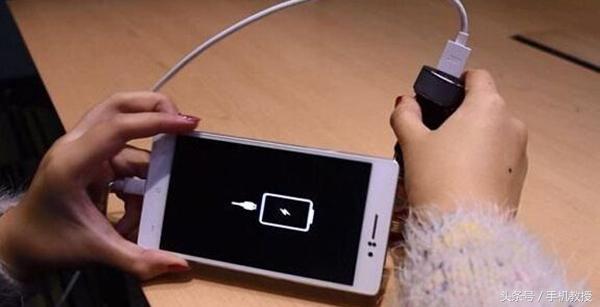 手机充电时电池是电源还是用电器,给手机充电充电器的电到底是什么