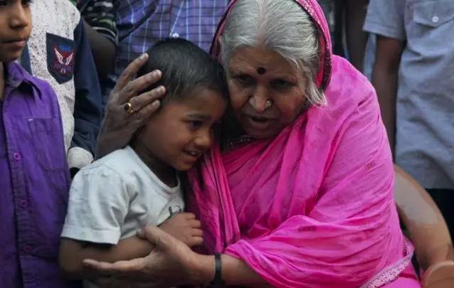 为保护孩子惨遭欺负,为了孩子甘愿被人欺负