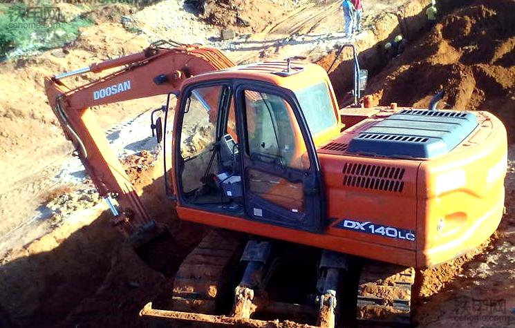 我在非洲开挖机：车坏了没法修，时刻提防打劫盗窃