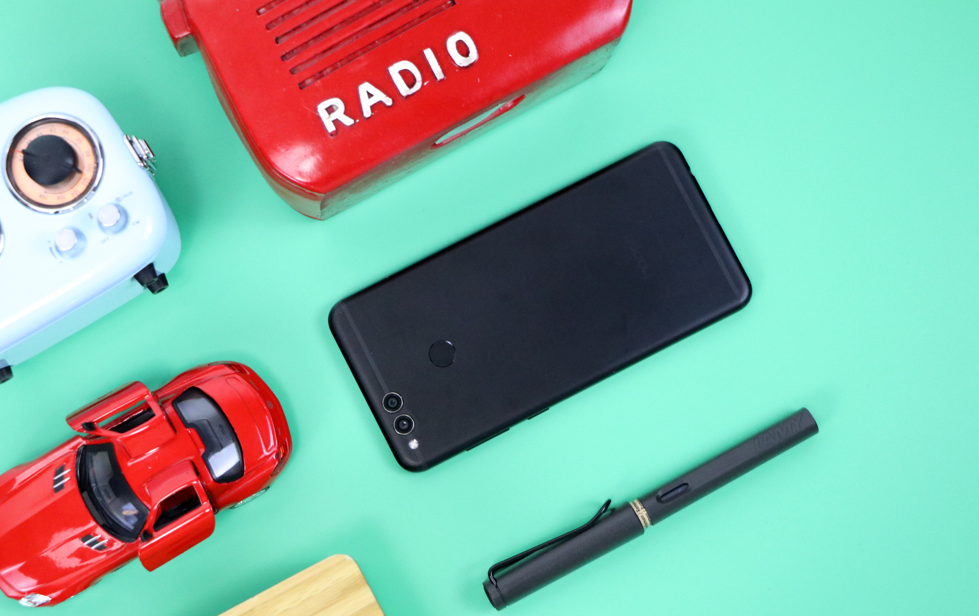 性能强悍千元机,荣耀7x对比畅玩7x