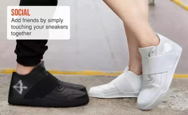 一双鞋摆在地上的表情包,两只鞋子表情包