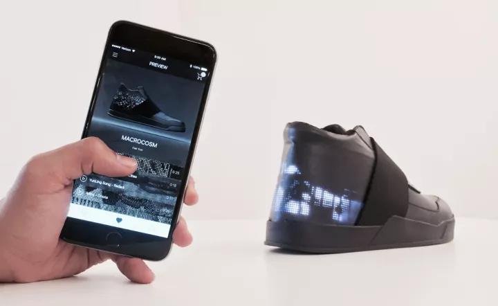 一双鞋摆在地上的表情包,两只鞋子表情包