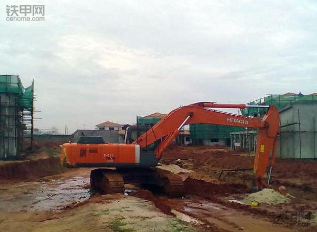 我在非洲开挖机：车坏了没法修，时刻提防打劫盗窃