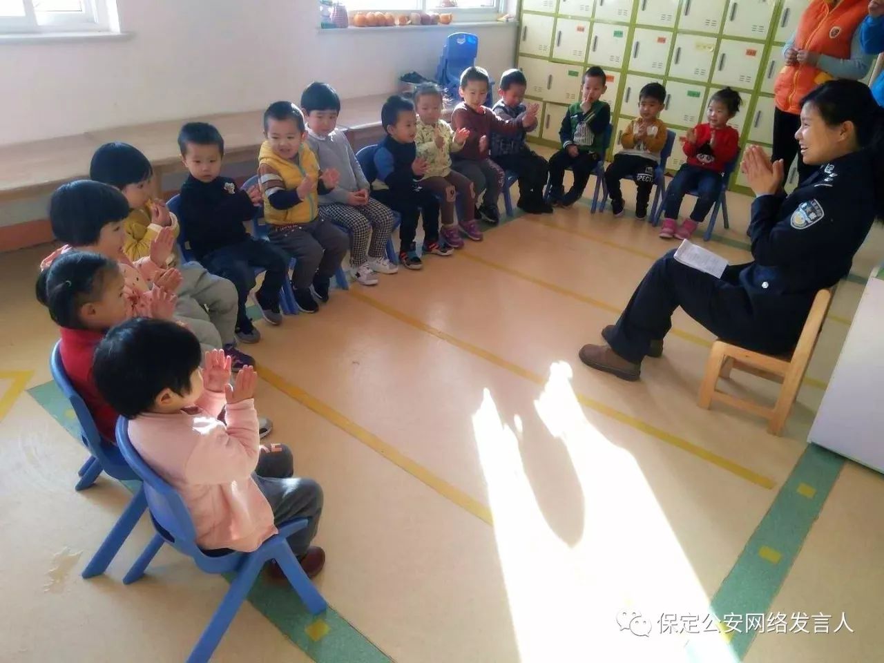 温暖：这名警花在幼儿园待了一下午，原来是为了这件事……