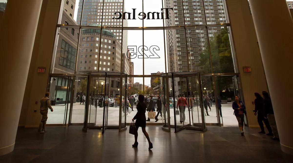 Chanel向中国VIP们妥协，将不会在线上卖手袋｜更多