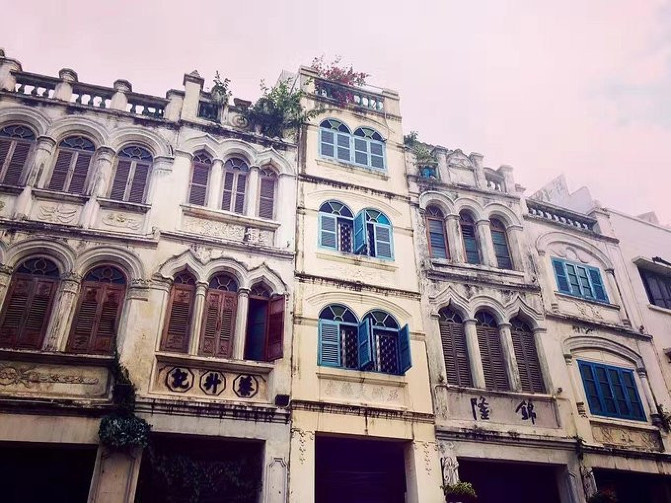 邂逅美丽椰城海口自由行攻略,海南岛自驾游摘椰子