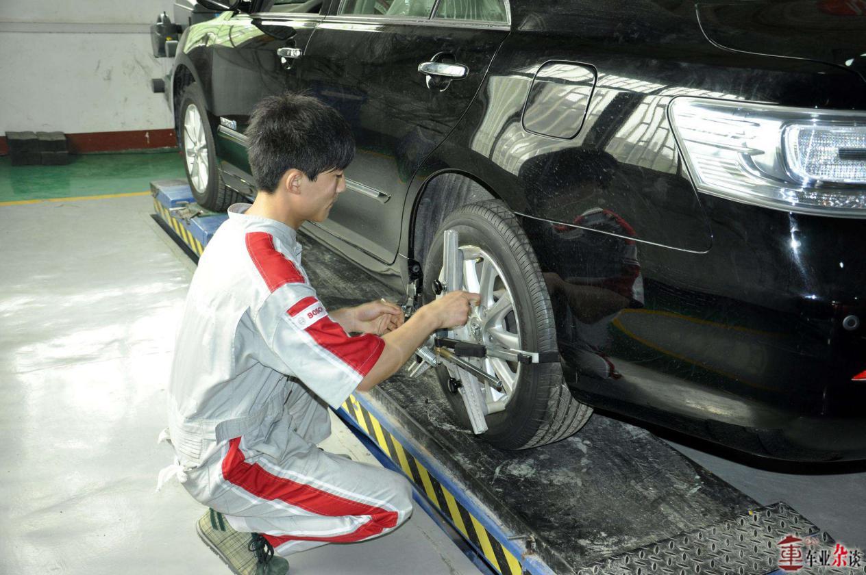 汽车四轮定位是用什么设备定的,货车四轮定位是怎么定的位