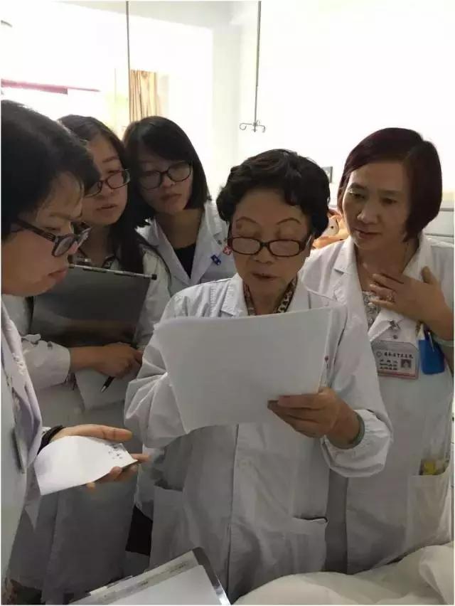 双胞胎产妇命悬一线医生极力抢救,宫内孕双胞胎