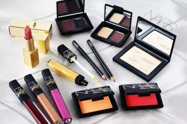 抛弃那些超级美的官方宣传图，圣诞限量还值不值得买？