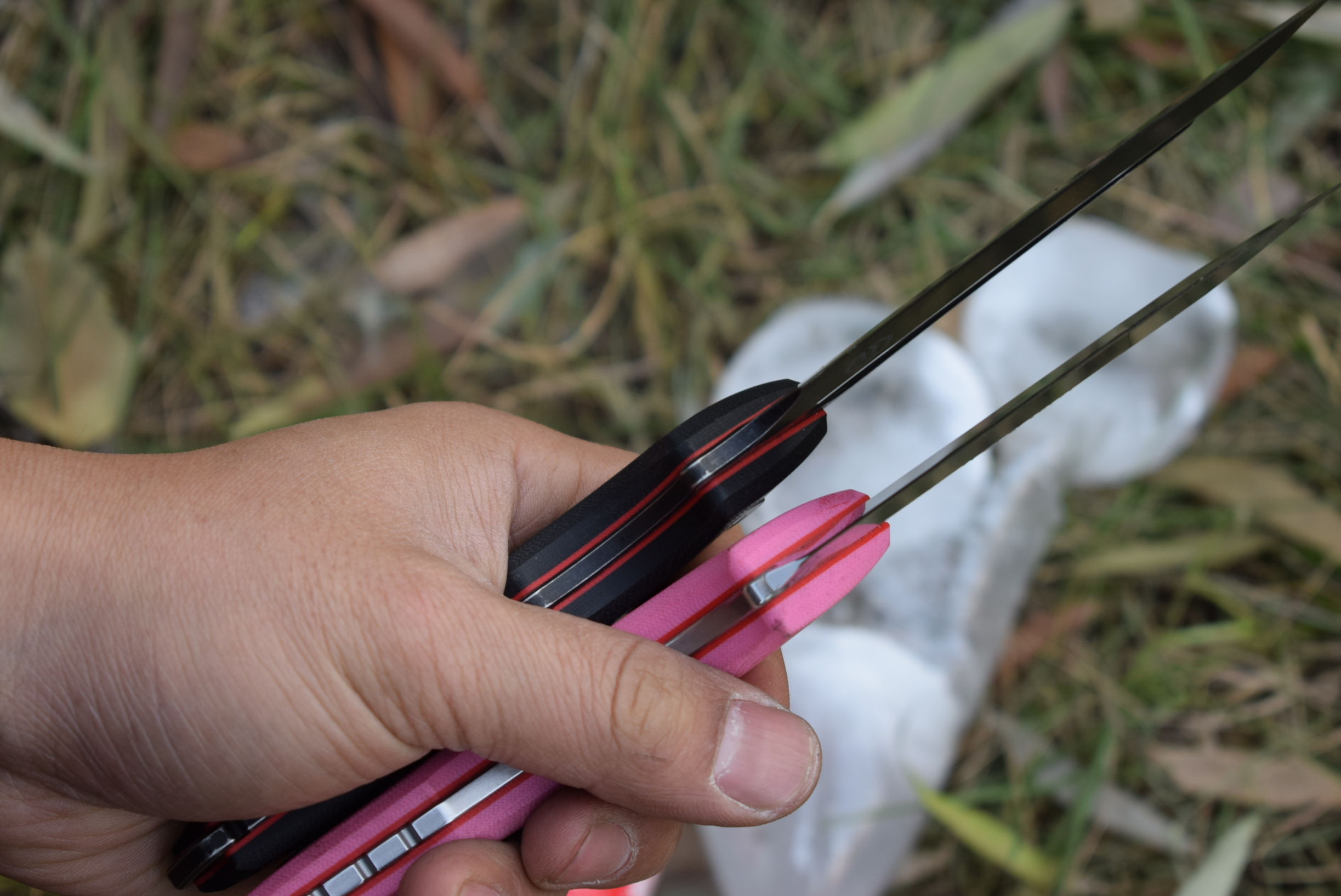 设计怪异的歪把子直刀好用吗？MAXACE军团系列直刀横向评测