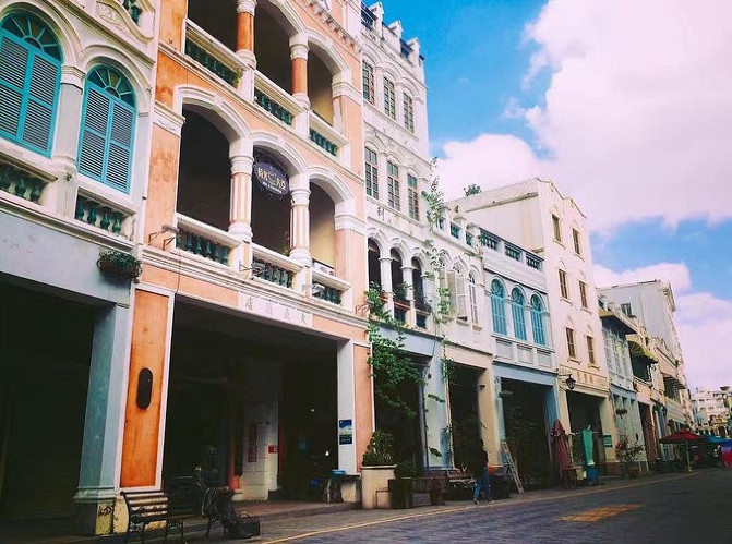 邂逅美丽椰城海口自由行攻略,海南岛自驾游摘椰子