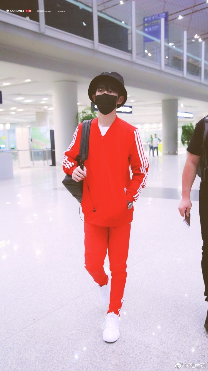 易烊千玺的生日礼物18岁,易烊千玺代言的adidas新款