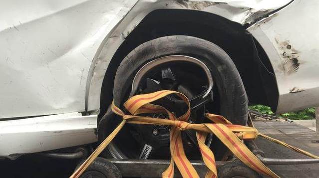 奔驰被特斯拉撞,奔驰特斯拉相撞奔驰车主