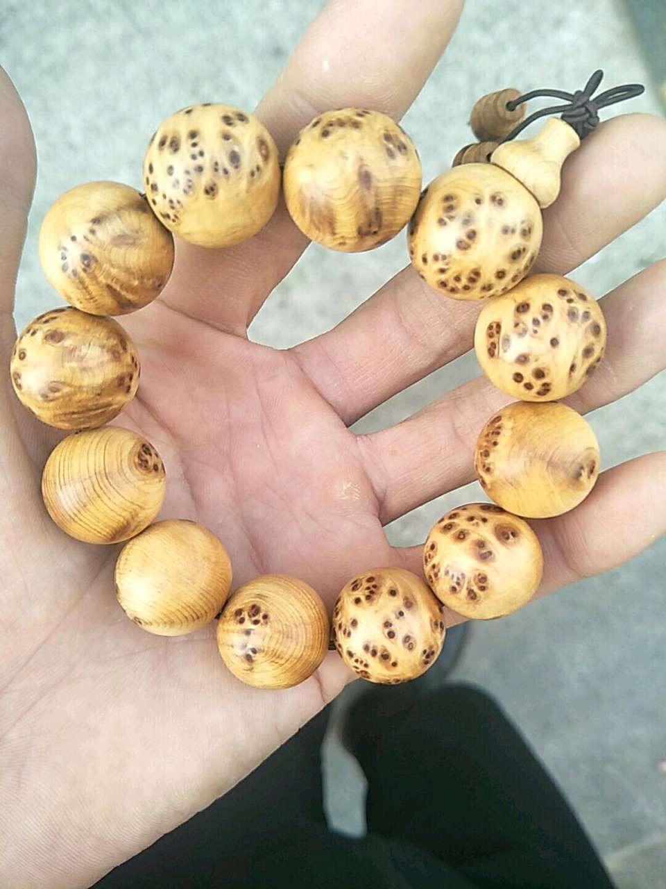 造假瘤疤崖柏手串,崖柏瘤疤手串为何会有小洞