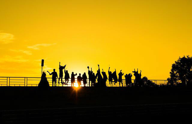 时光如梭岁月如流且行且珍惜自己,流年似水岁月如梭珍惜当下