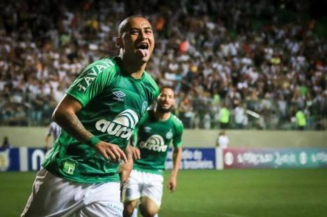 沙佩科恩斯空难后的比赛原视频,沙佩科恩斯空难感人瞬间