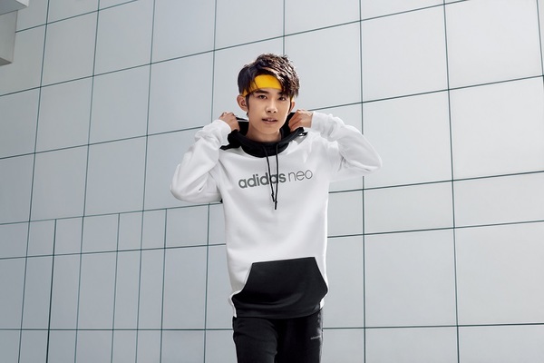 易烊千玺的生日礼物18岁,易烊千玺代言的adidas新款