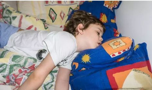 小孩晚上睡觉总感觉有虫爬,小孩睡觉佝偻着身子是不是有虫