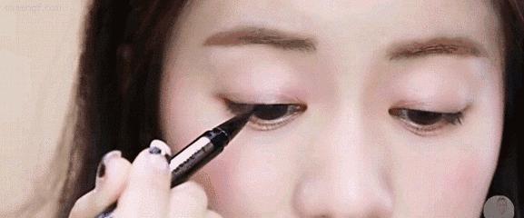 一化妆就又老又丑,新手必学的6个化妆小技巧