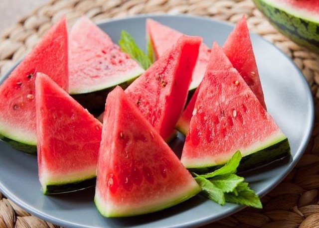 女人来月经能吃芒果西瓜吗,经期可以吃西瓜吗有什么好处