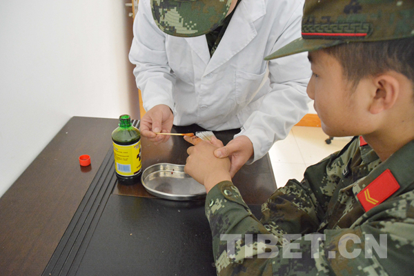 高原行医十二年青春无悔献警营