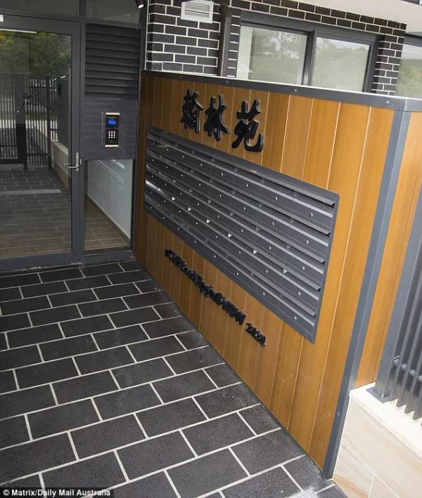 澳洲“翰林院”被垃圾袋包裹！该公寓是否违规？市府介入调查