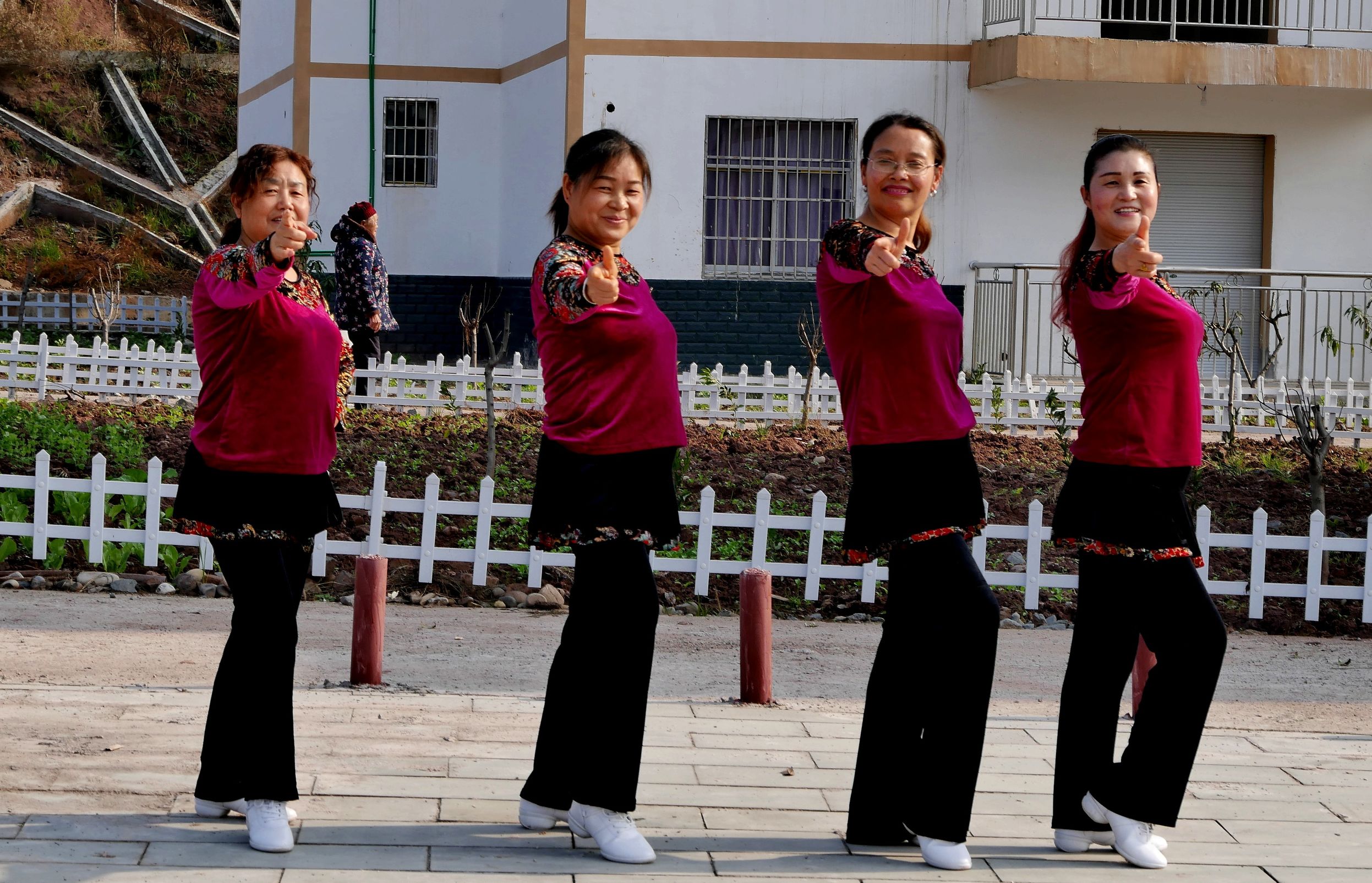 英子教你快速学会广场舞,先从广场舞的基本知识和方法开始吧