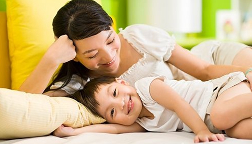 小孩晚上睡觉总感觉有虫爬,小孩睡觉佝偻着身子是不是有虫