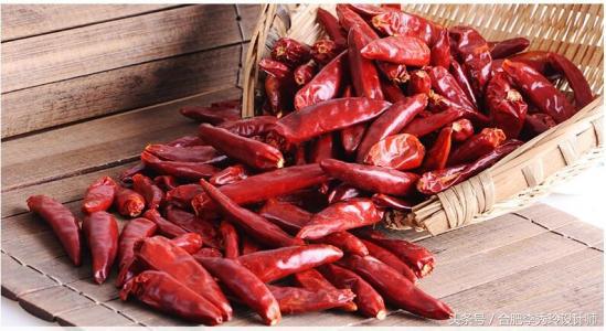 阴雨连绵家里衣物总发霉，多亏老阿姨支招！不花一分钱潮气全消失