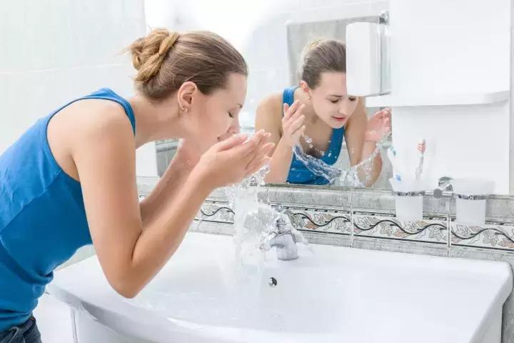 缓解春季皮肤过敏的正确方法,冬季皮肤过敏泛红发痒小妙招