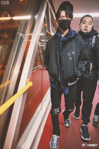 易烊千玺的生日礼物18岁,易烊千玺代言的adidas新款