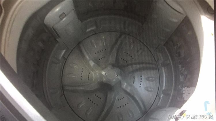 洗衣机洗衣服时一会转动一会不动,洗衣机洗衣服突然停下来