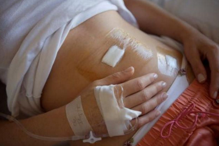 11岁女孩子宫瘀血,母亲闻讯失声痛哭