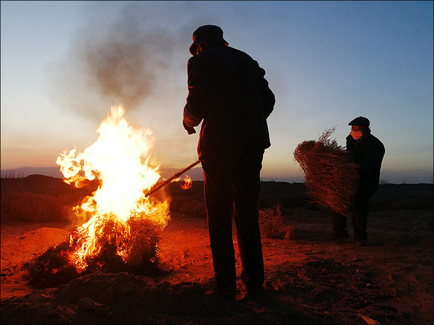 蓬灰是这样烧制出来的,烧制蓬灰水农村怎样熬制