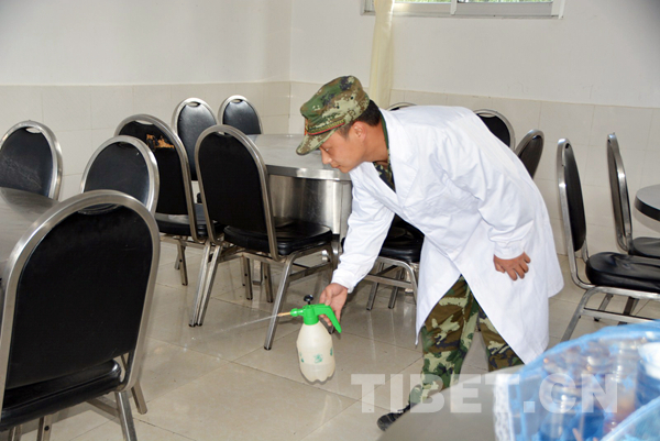 高原行医十二年青春无悔献警营