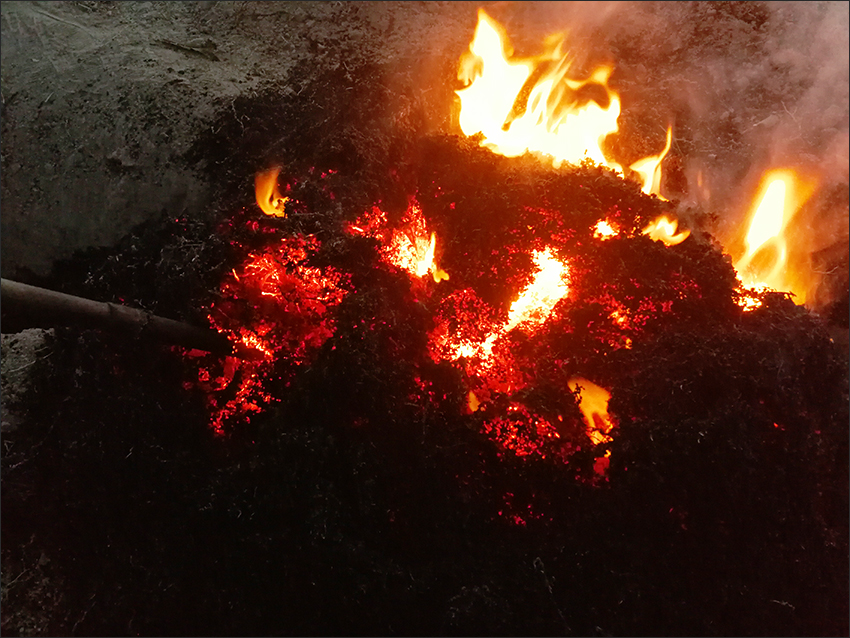 蓬灰是这样烧制出来的,烧制蓬灰水农村怎样熬制