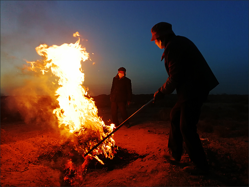 蓬灰是这样烧制出来的,烧制蓬灰水农村怎样熬制