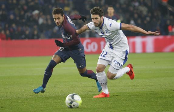 内马尔第一次插花脚停球,内马尔把姆巴佩的球踢飞