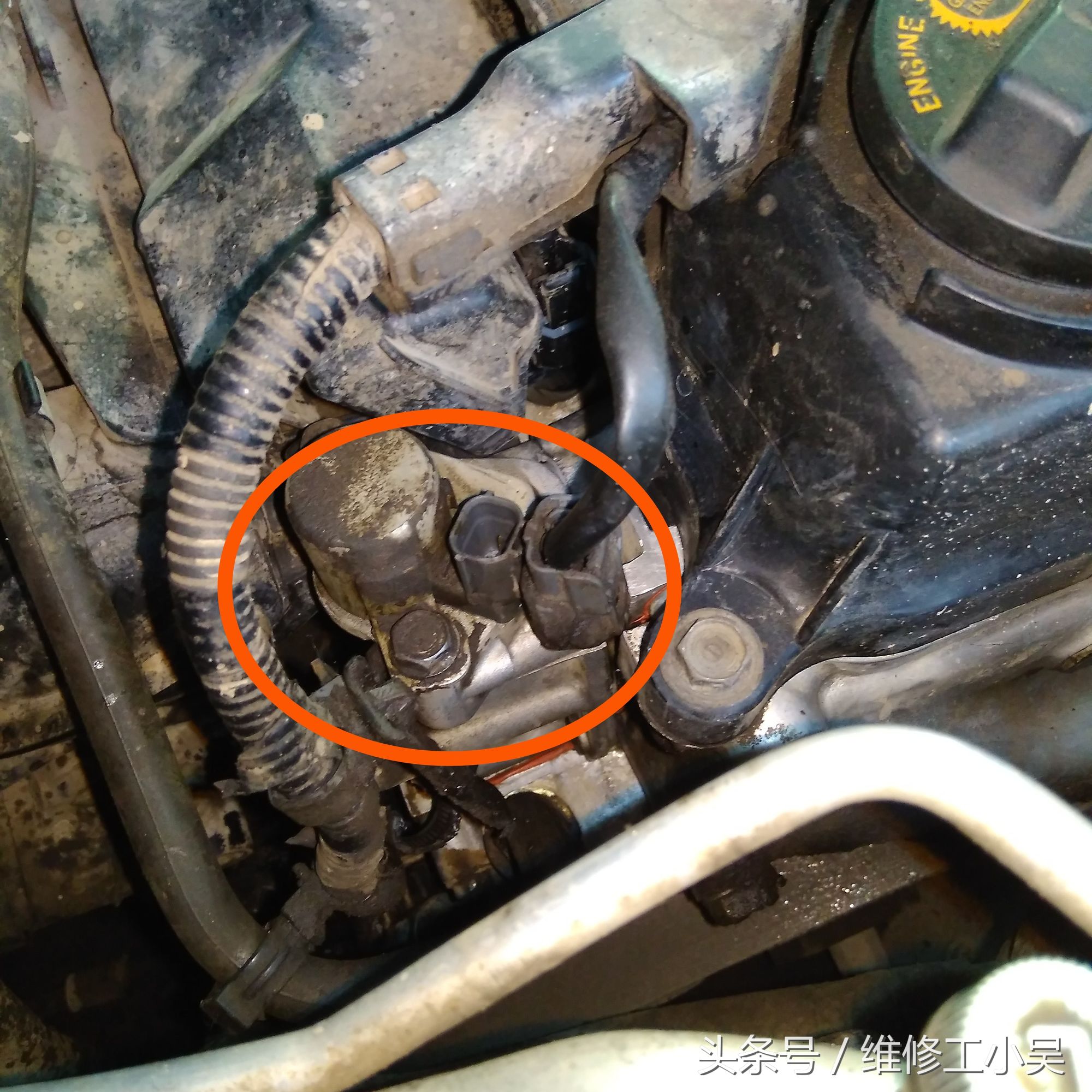 老本田雅阁的发动机漏机油，这又是一个小小的密封圈引起的故障！